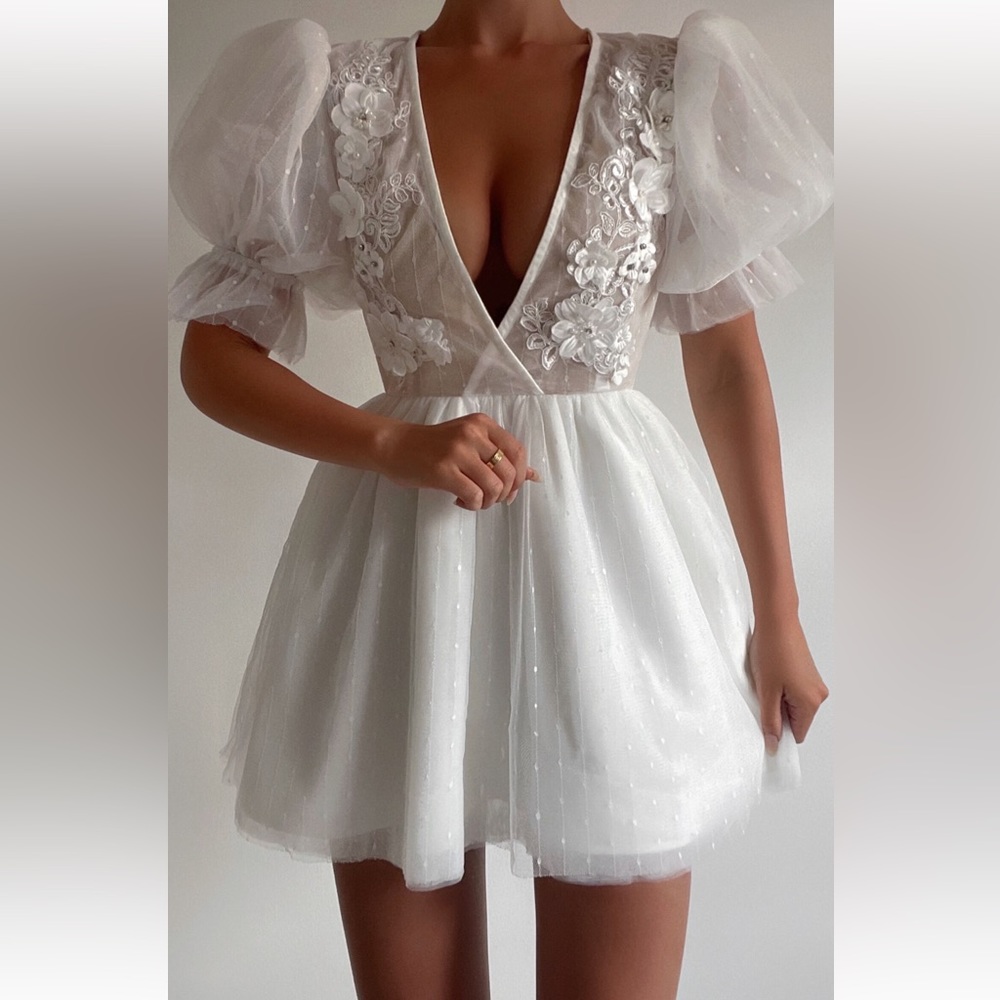 Showpo white dress NEVER WORN! Size US 8